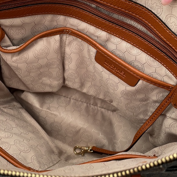 Michael Kors Logo Tote Bag - Picture 4 of 4